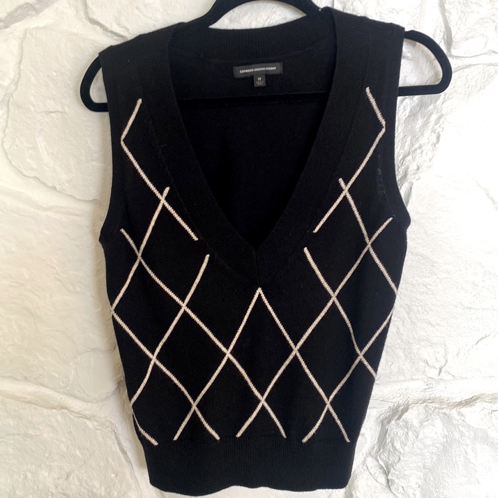Express Design Studio V neck sleeveless vest with black/white lined design